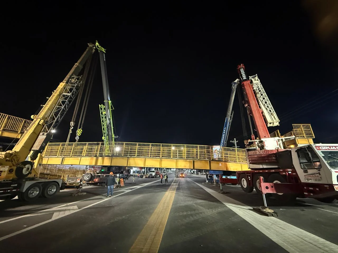 Desmontaje e izaje de puente peatonal realizado por Grupo Betkaval