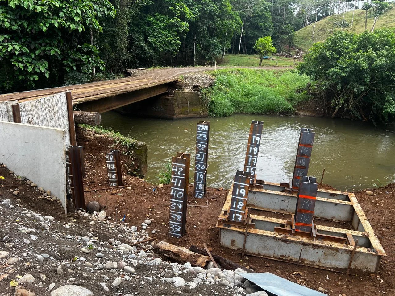 Obra de hinca de pilotes para infraestructura