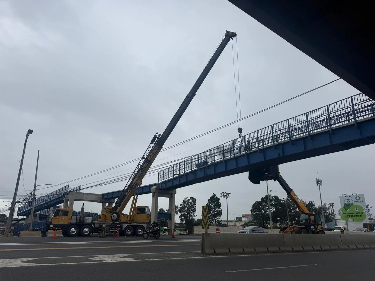 Montaje de estructura metálica para pasarela peatonal