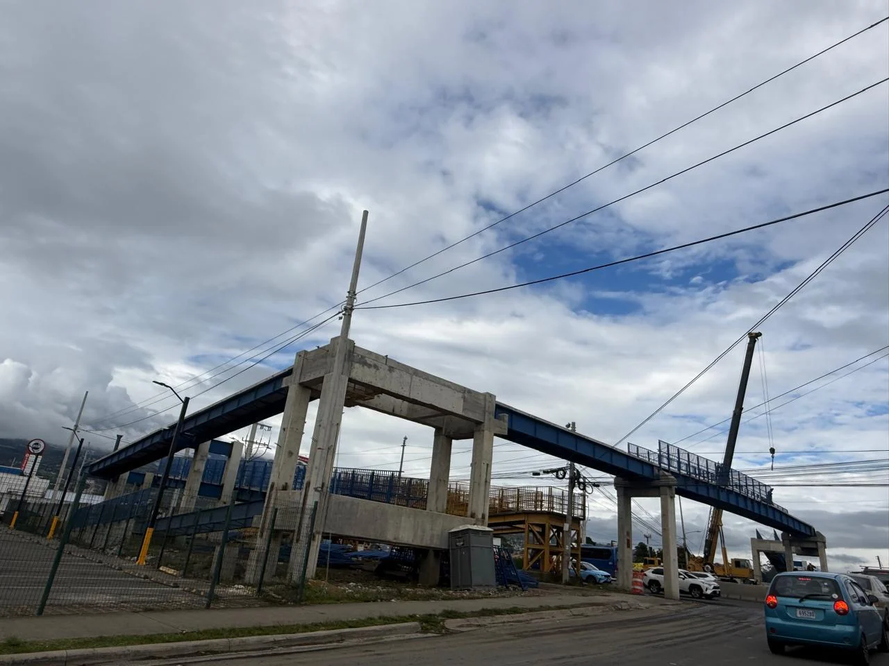 Pasarela peatonal metálica terminada