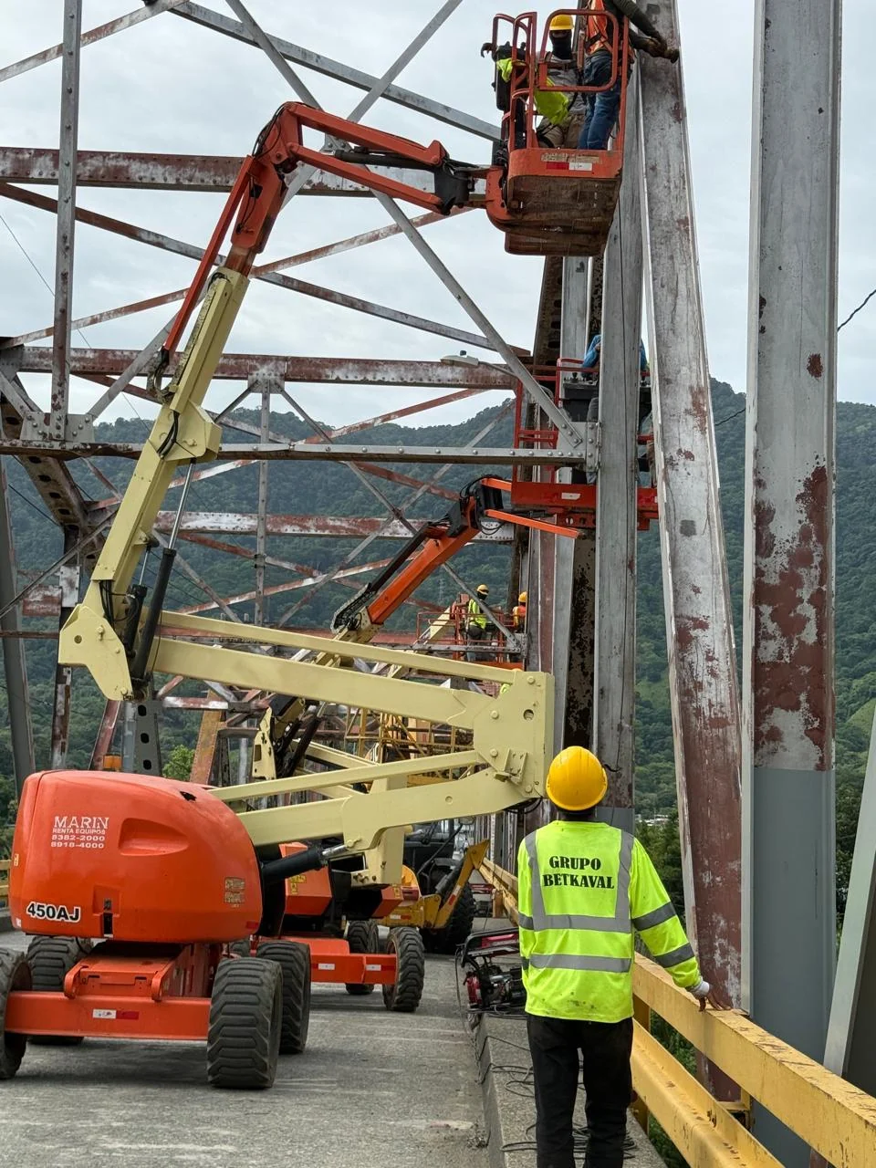 Mantenimiento del puente sobre el río Grande de Térraba