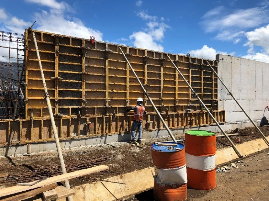 Construcción de muro de concreto en el Aeropuerto Juan Santamaría